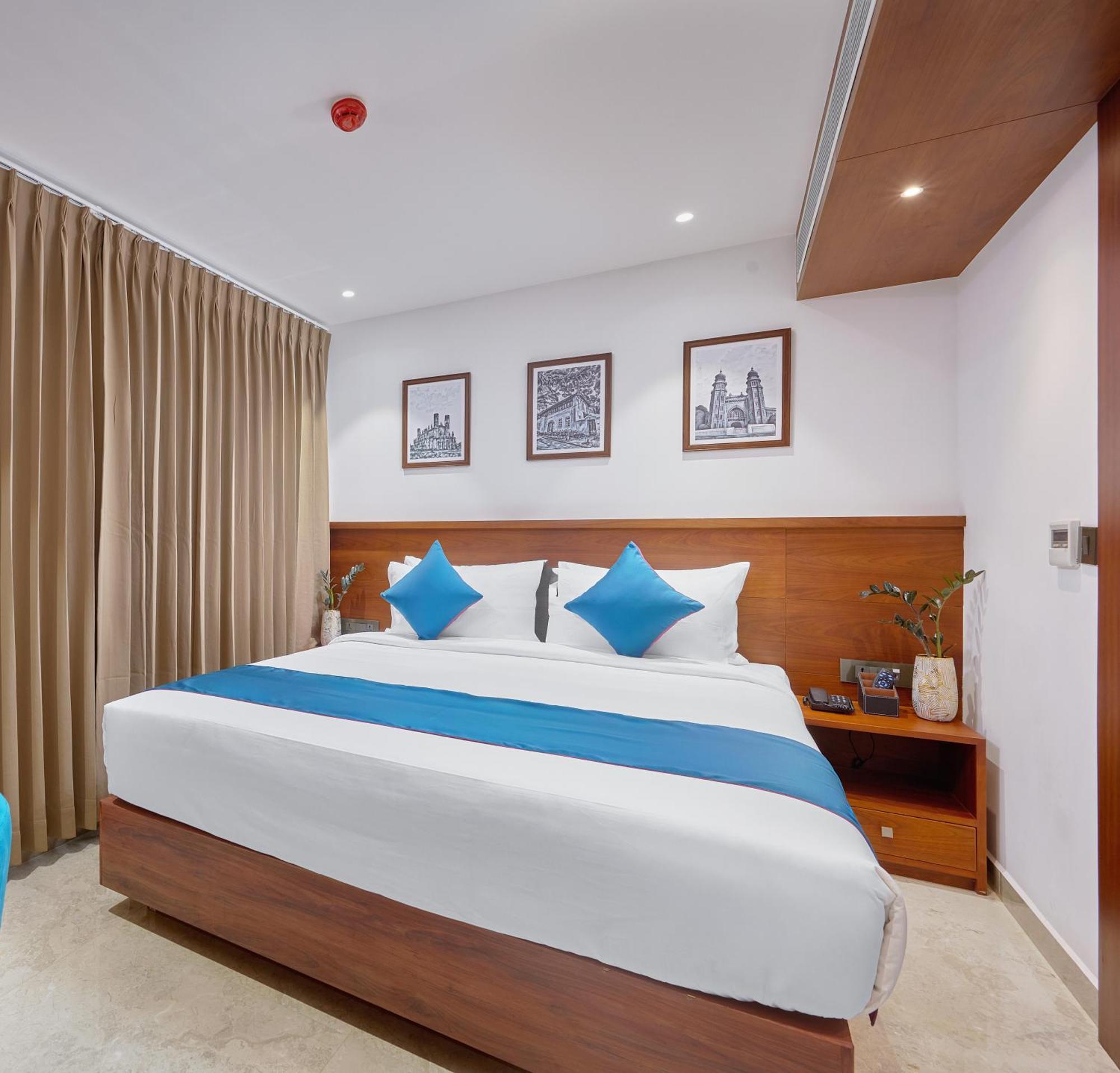 Q-White Crescent Hotel Kochi Exterior photo
